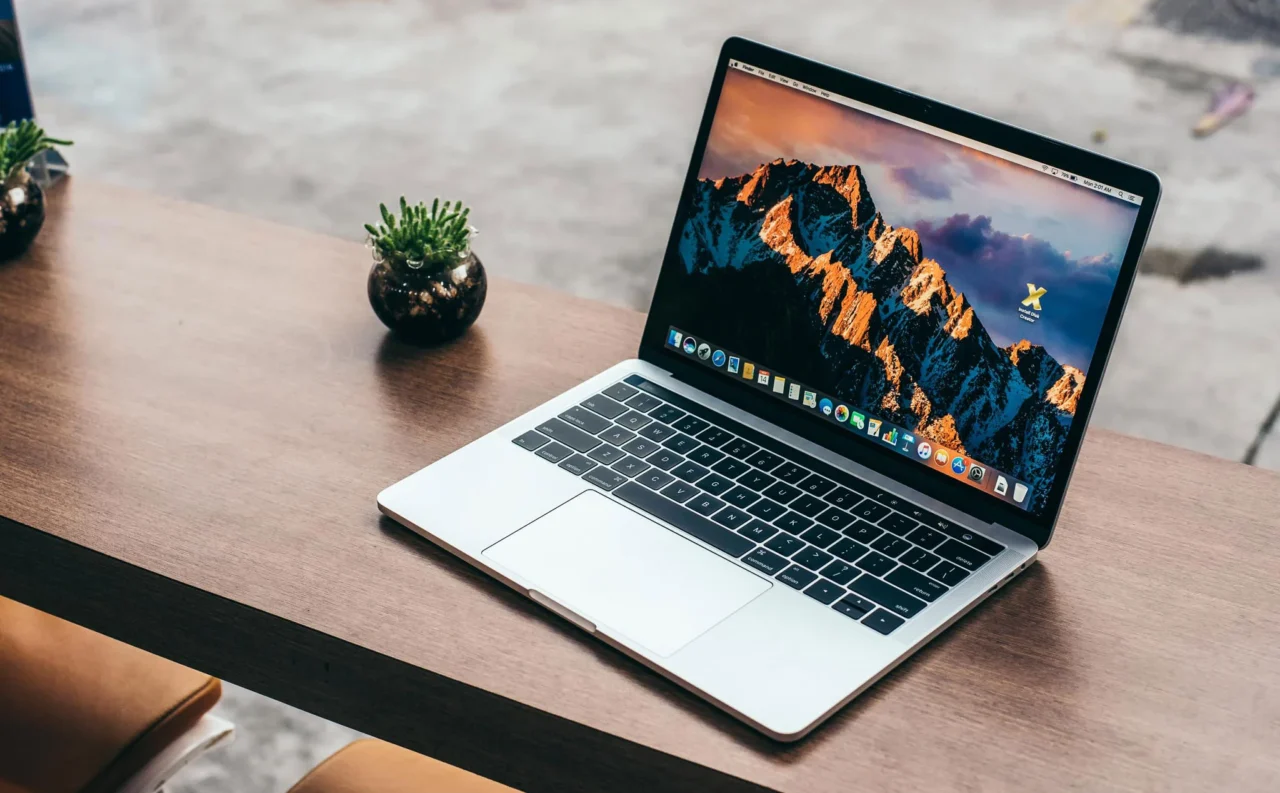 4638769 Cover Macbook